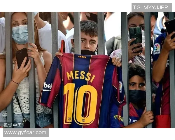 穿着鲜艳红色球衣的足球明星是谁 引发球迷热议